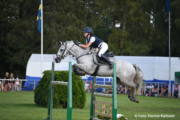 Klara Trofast-Lofty Hopsy Daisy Ponny-SM i hoppning, Vetlanda 2018-07-22 (c) Foto: Yvonne Karlsson (Fotografens namn ska anges vid publicering)